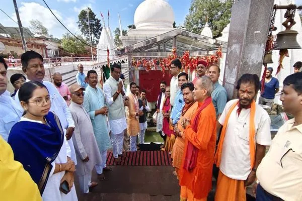 मां नर्मदा मंदिर परिसर में सीढ़ियों के पास खड़े मंत्री, अधिकारी, जनप्रतिनिधि और श्रद्धालु
