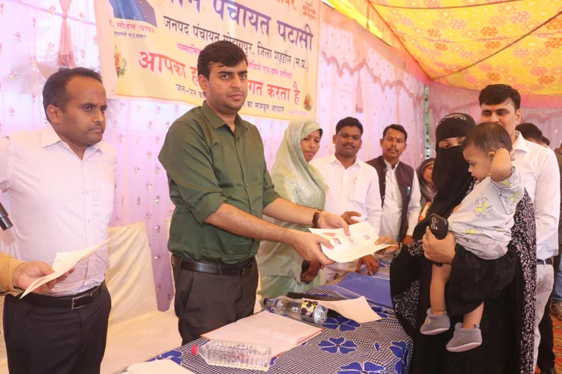 कलेक्टर श्री पार्थ जायसवाल ने सुनी ग्रामीणों की समस्याएं, अधिकारियों को दिए त्वरित निराकरण के निर्देश