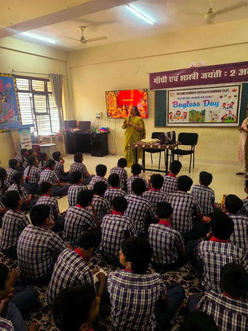 संजा लोक कला - परंपरा, सृजन और संस्कृति का उत्सव संजा निर्माण एवं सजावट तथा मालवी लोकगीत गायन