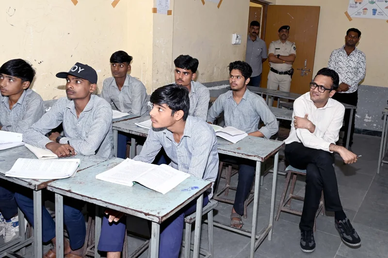 कलेक्टर श्री कटेसरिया ने बच्चों के साथ बेंच पर बैठकर ली एग्रीकल्चर क्लास