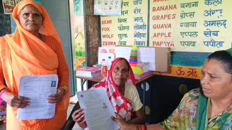 मतदाता सूची में पात्र मतदाताओं के नाम जोड़ने मतदान केंद्रों पर विशेष कैंप आयोजित