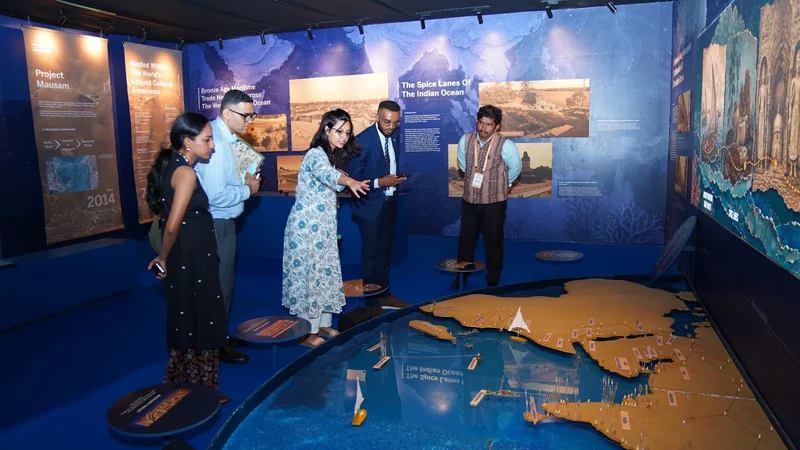 भोपाल की प्रदर्शनी में हिंद महासागर के बड़े नक्शे और व्याख्या-पटल देखते अंतरराष्ट्रीय प्रतिनिधि