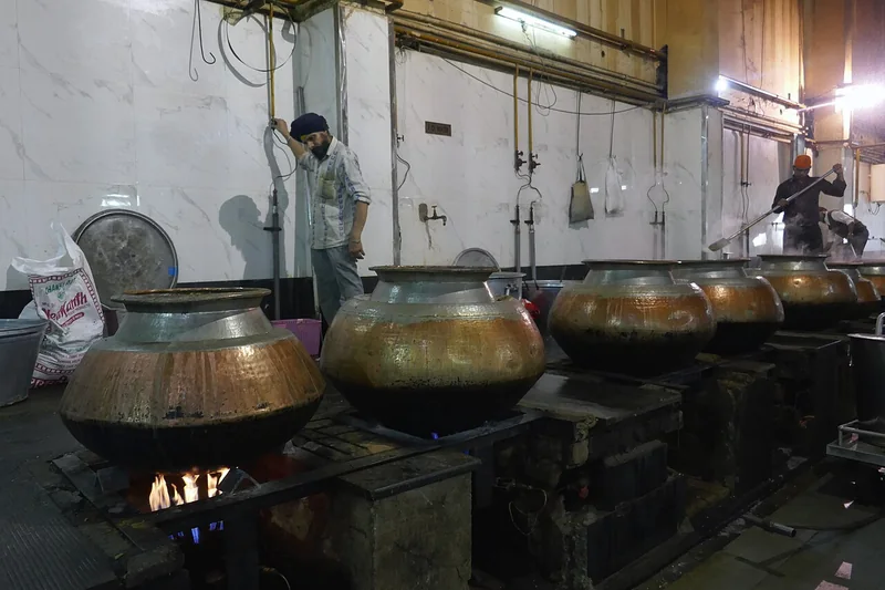 केंद्रीय संचार मंत्री श्री ज्योतिरादित्य सिंधिया ने दूरसंचार विभाग के सचिव और वरिष्ठ अधिकारियों के साथ ग्वालियर में दूरसंचार विनिर्माण क्षेत्र के लिए चिन्हित स्थल का निरीक्षण किया