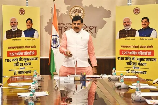 मंच पर मुख्यमंत्री संबल सहायता के कार्यक्रम को संबोधित कर रहे हैं